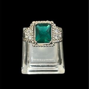 Elegant Silver and Green Gemstone Ring